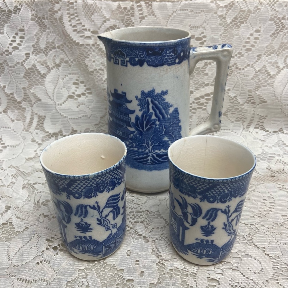 Vintage, Celebrate England,Blue Willow Pitcher, 6.5in x 5in with 2 Tumblers